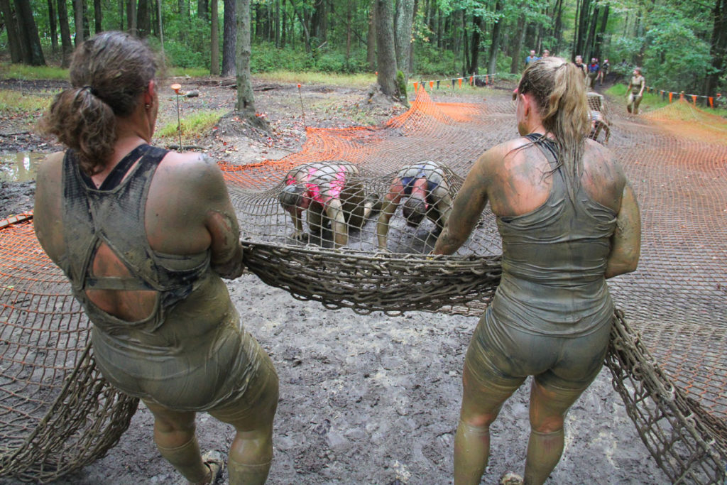 devils beard obstacle women helping